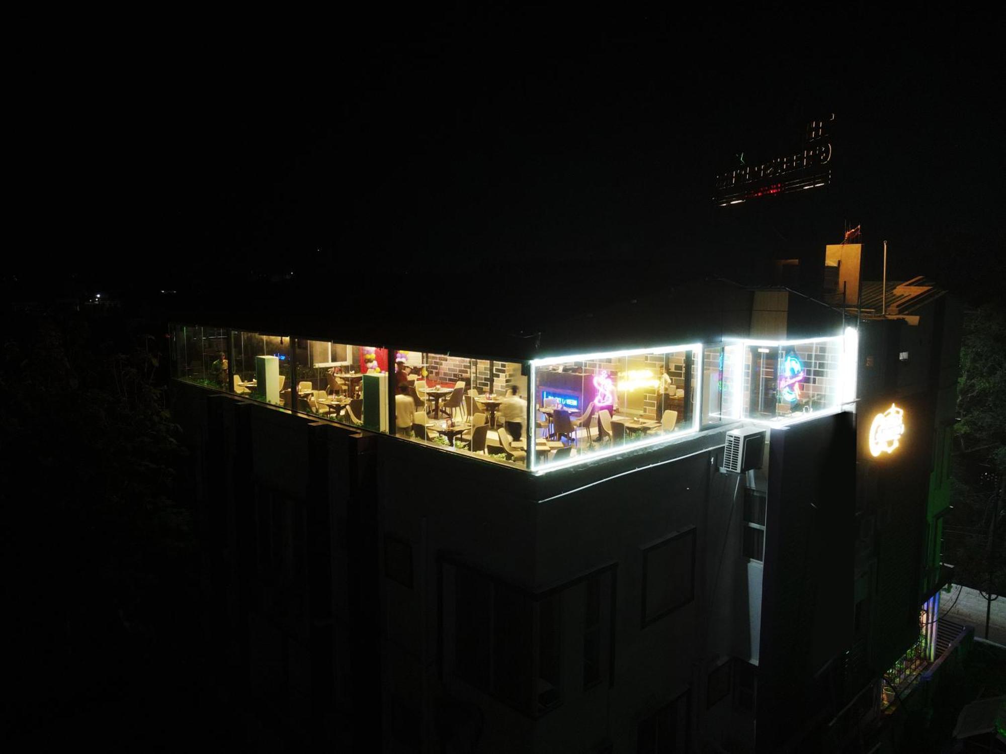 The Greenstar Inn Premium 부바네스 외부 사진
