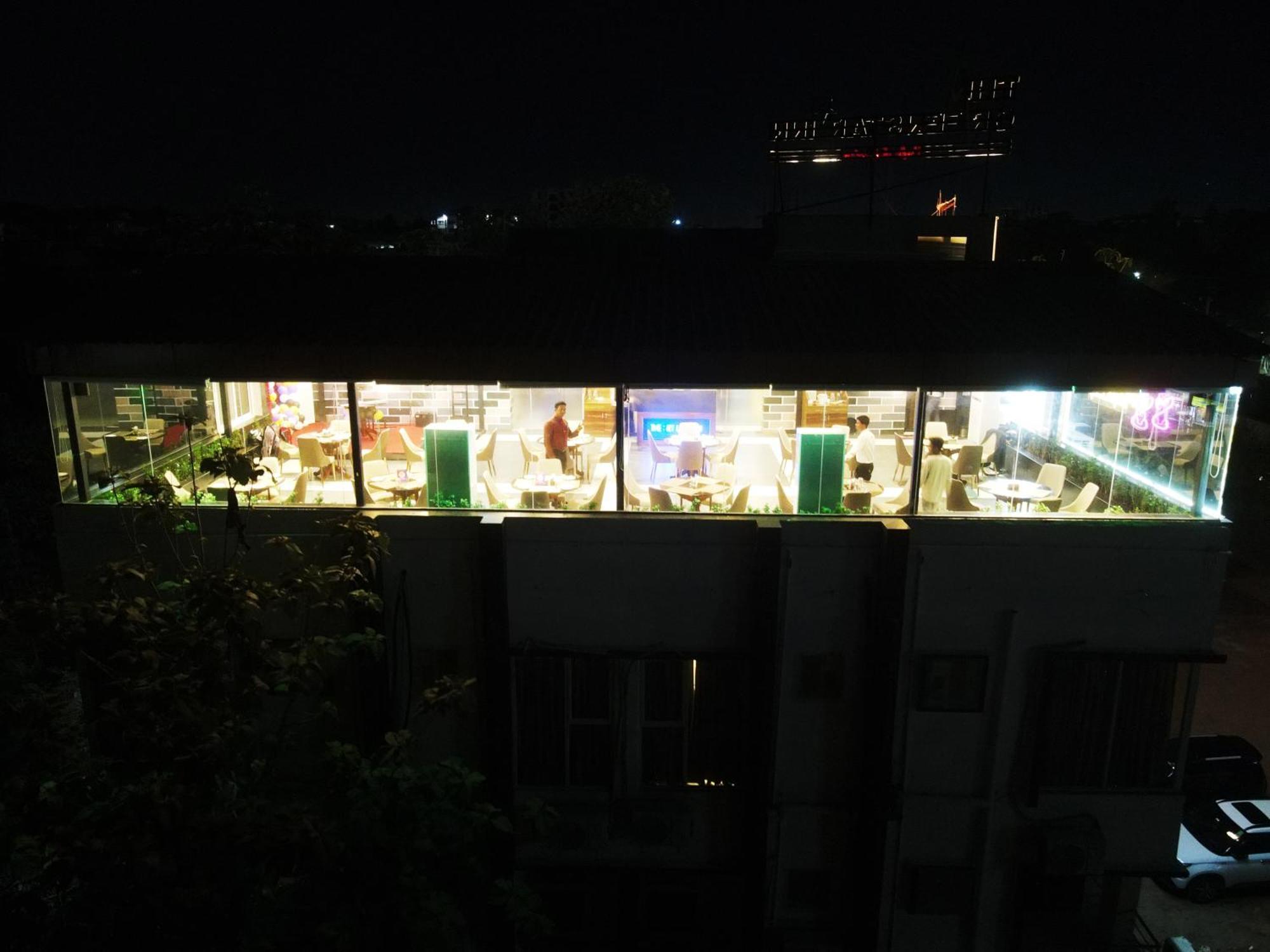 The Greenstar Inn Premium 부바네스 외부 사진